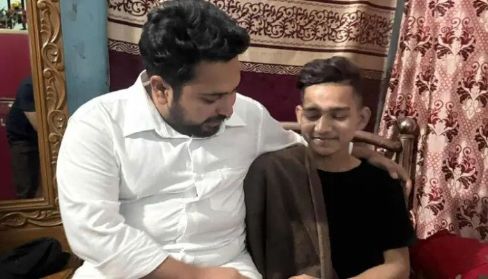 সংঘর্ষে কৃত্রিম হাত খুলে পড়া আতিককে দেখতে গেলেন নাহিদ সংঘর্ষে কৃত্রিম হাত খুলে পড়া আতিককে দেখতে গেলেন নাহিদ