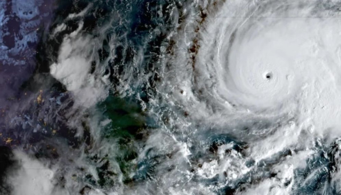 এবার নতুন দিকে মোড় নিল শতাব্দীর ভয়াবহ ঝড় মেলিসা এবার নতুন দিকে মোড় নিল শতাব্দীর ভয়াবহ ঝড় মেলিসা