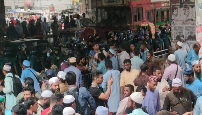 ইবতেদায়ী শিক্ষকদের মিছিল ছত্রভঙ্গ করে দিলো পুলিশ ইবতেদায়ী শিক্ষকদের মিছিল ছত্রভঙ্গ করে দিলো পুলিশ