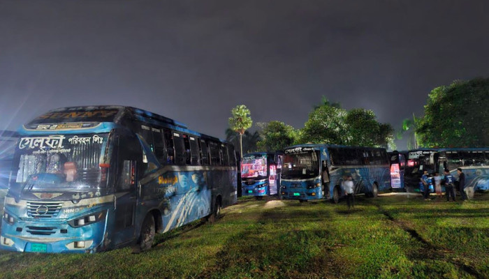 জাবি ছাত্রকে মারধর, ৭ বাস আটকে রেখেছেন শিক্ষার্থীরা জাবি ছাত্রকে মারধর, ৭ বাস আটকে রেখেছেন শিক্ষার্থীরা