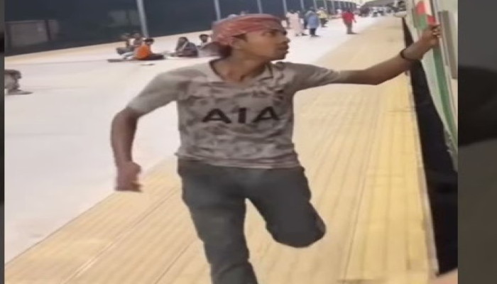 পারিশ্রমিক না পেয়ে চলন্ত ট্রেনের পেছনে দৌড়, ভাইরাল কুলি বাপ্পি