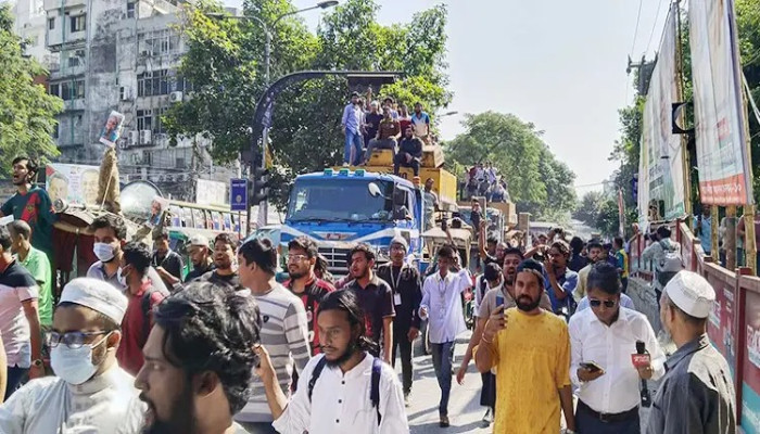 ধানমন্ডি ৩২ ভাঙতে এক্সকাভেটর নিয়ে ছাত্রজনতা, উত্তেজনা চরমে