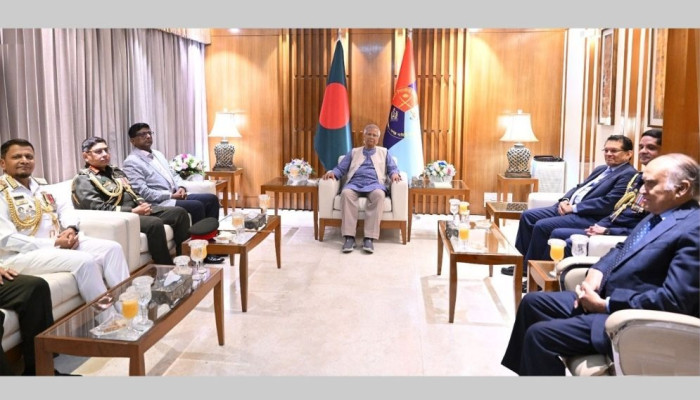 প্রধান উপদেষ্টার সঙ্গে তিন বাহিনীর প্রধানদের সাক্ষাৎ