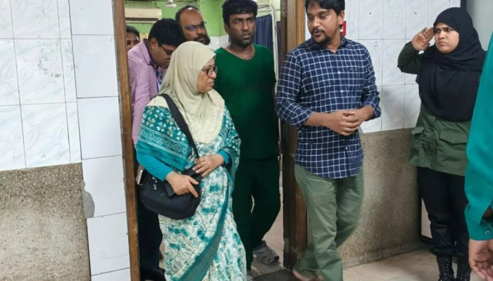 ভূমিকম্পে আহতদের খোঁজ নিতে ঢামেকে স্বাস্থ্য উপদেষ্টা