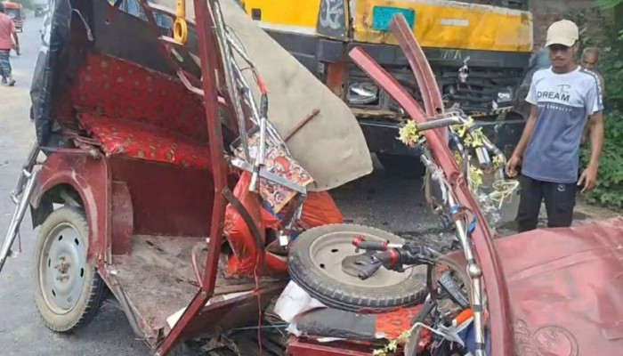অটোরিকশায় ট্রাকের ধাক্কায় যুবক নিহত, স্ত্রী ও সন্তান আহত