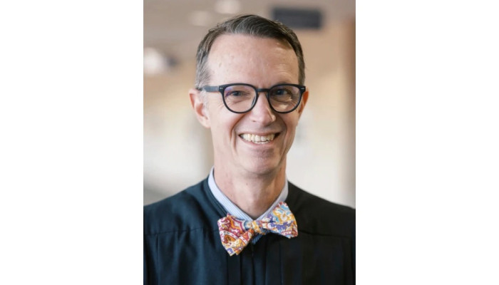 আদালতে প্রিয় শিল্পীর পরচুলা পরে, গান বাজিয়ে চাকরি হারালেন বিচারক