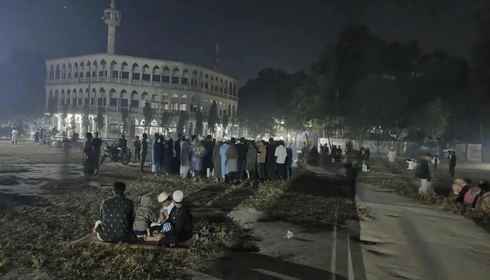 নরসিংদীতে ভূমিকম্প আতঙ্ক ঘর ছেড়ে রাস্তা-মাঠে নির্ঘুম রাত, শহর ছাড়ার ভাবনা