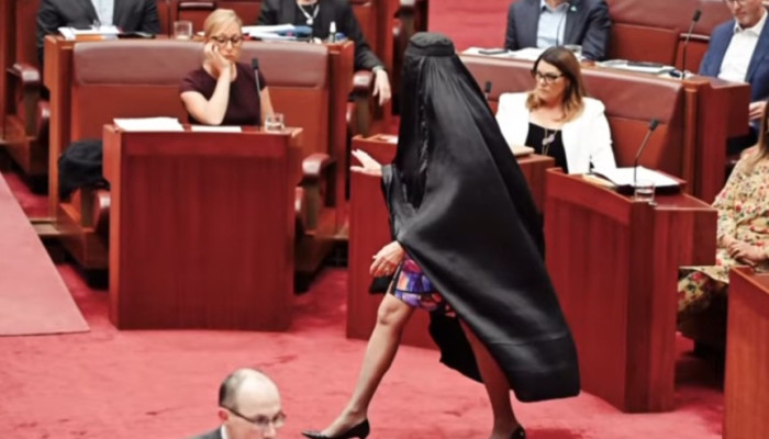 বিকৃতভাবে বোরকা পরে বরখাস্ত অস্ট্রেলীয় সিনেটর