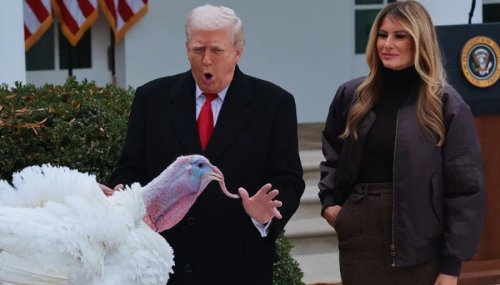 দুই টার্কি মুরগিকে আনুষ্ঠানিকভাবে ‘ক্ষমা’ করলেন ট্রাম্প