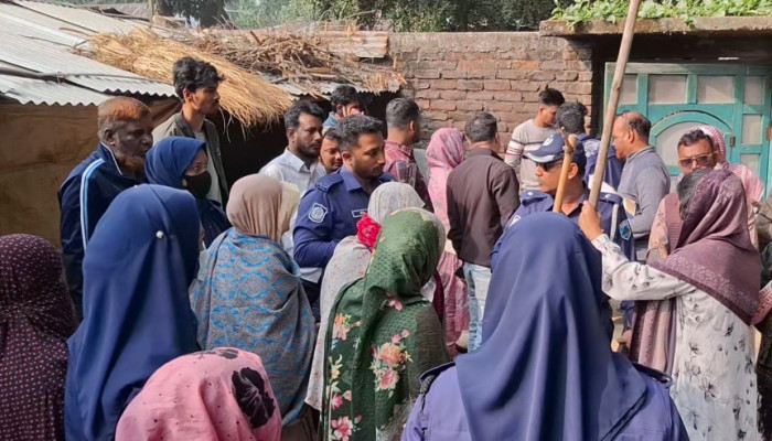 জয়পুরহাটে দুর্বৃত্তদের হামলায় ফুফু নিহত, ভাতিজি আহত