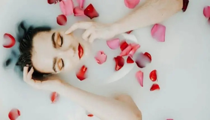 দুধ দিয়ে গোসল করার উপকারীতা