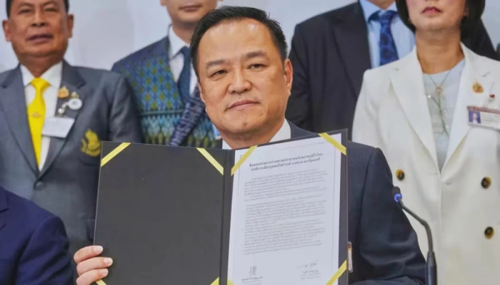 জনগণের হাতে ক্ষমতা ফিরিয়ে দিতে সংসদ ভেঙে দিলেন থাই প্রধানমন্ত্রী