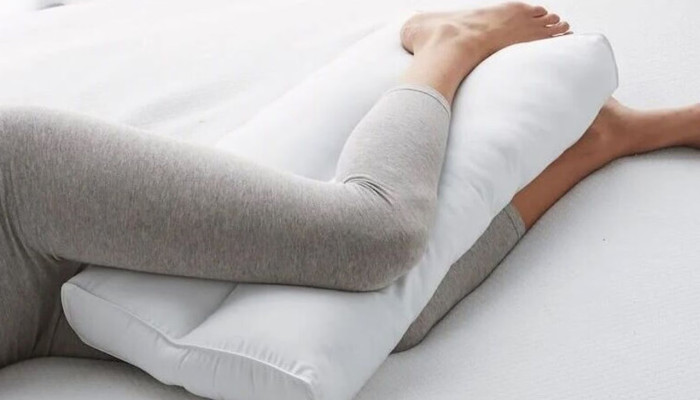 পায়ের ফাঁকে বালিশ দিয়ে ঘুমালে কী হয়