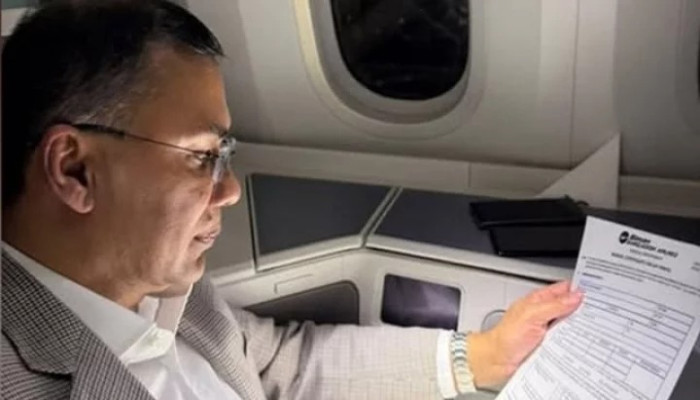 ‘ফেরা’ বিমানে বসে নিজের অনুভূতির কথা জানালেন তারেক রহমান