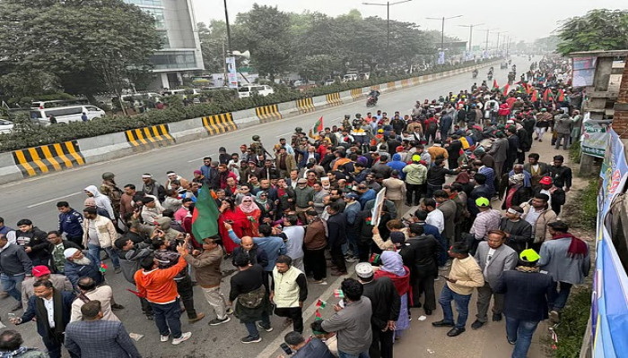 তারেক রহমানকে স্বাগত জানাতে সড়কের দুপাশে বিপুল নেতা-কর্মী