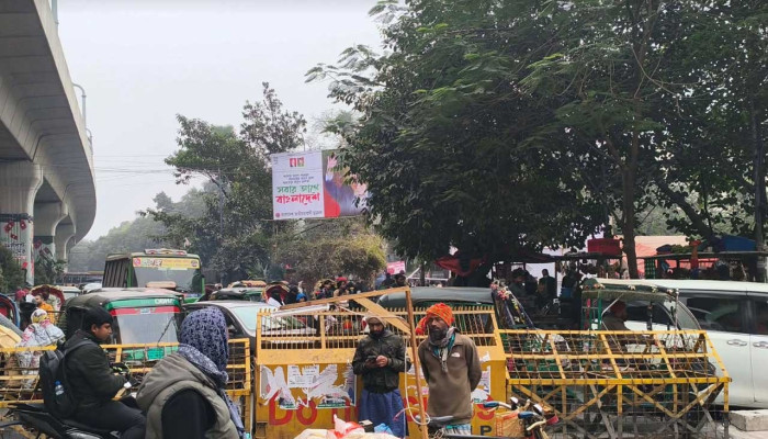 শাহবাগে যানচলাচল বন্ধ, ডাইভারশনে ধীরগতিতে চলছে গাড়ি