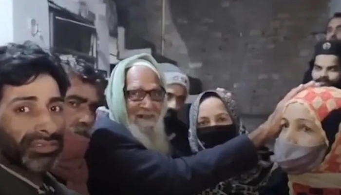 মৃত ভেবে নিয়েছিল পরিবার, ২৯ বছর পর বাড়ি ফিরলেন বৃদ্ধ