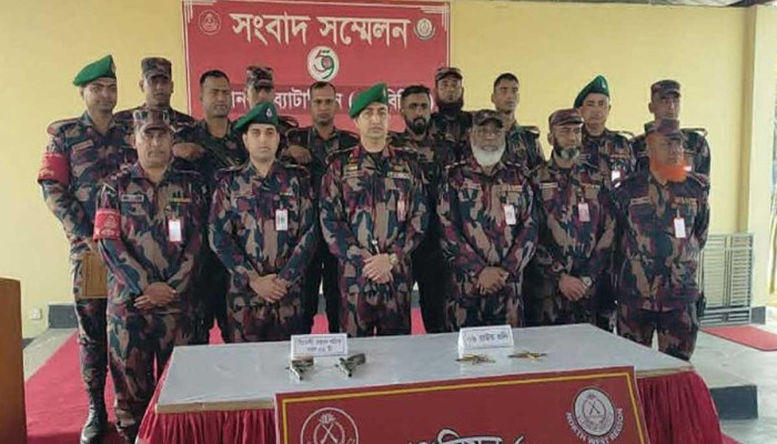 চাঁপাইনবাবগঞ্জের আজমতপুর সীমান্তে আগ্নেয়াস্ত্র উদ্ধার