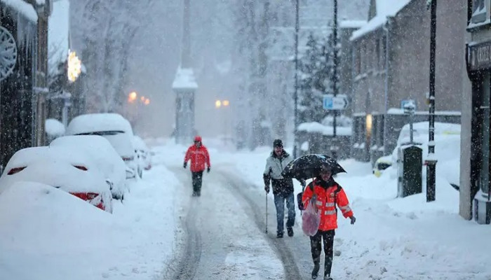 তীব্র তুষার ঝড়ে স্থবির যুক্তরাজ্য