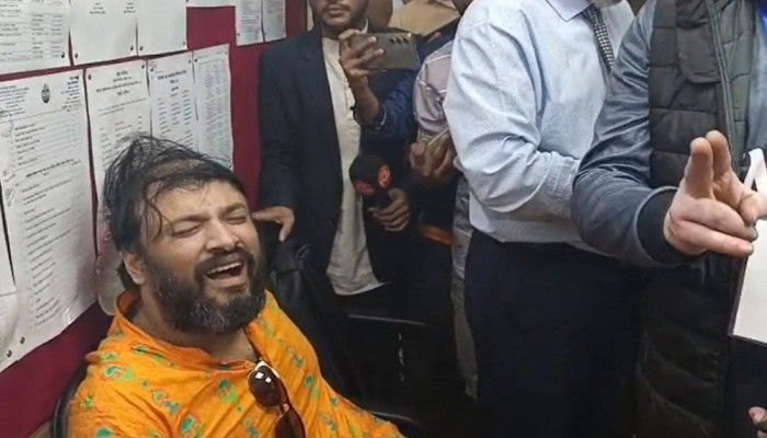 ধাওয়া দিয়ে চবি শিক্ষককে আটক করল শিক্ষার্থীরা