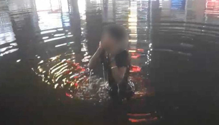 চুরির দায়ে পুকুরে ২০ ডুব চোরের, শাস্তির পর মানবিকতাও দেখাল বরিশালবাসী