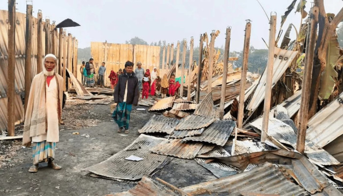 ষষ্ঠ শ্রেণির ছাত্রীকে নিয়ে পলাতক প্রধান শিক্ষক, মাদরাসায় আগুন