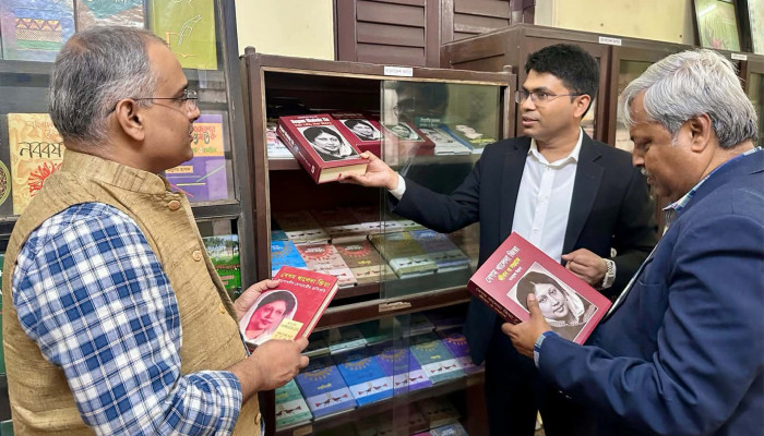 কলকাতার বাংলাদেশ লাইব্রেরিতে জায়গা পেল বেগম খালেদা জিয়াকে নিয়ে লেখা বই