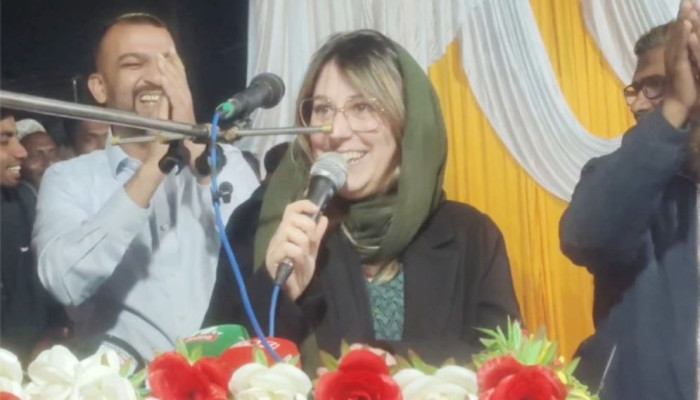 ঠাকুরগাঁওয়ে শাশুড়ির নির্বাচনি প্রচারণায় বিলেতি বউমা