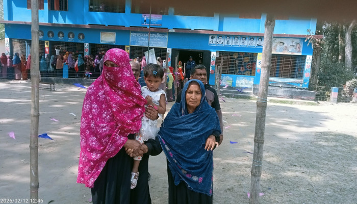 ১৭ বছর পর ভোট দিয়ে কাঁদলেন বৃদ্ধা হাসিনা বেগম