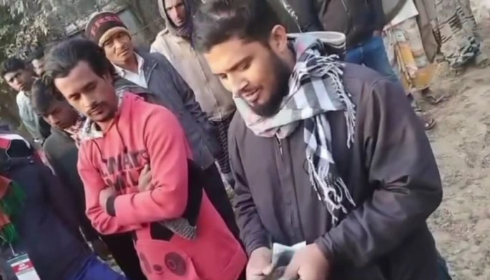 দাঁড়িপাল্লায় ভোট দিতে ভোটারদের নগদ টাকা বিতরণের সময় আটক ২