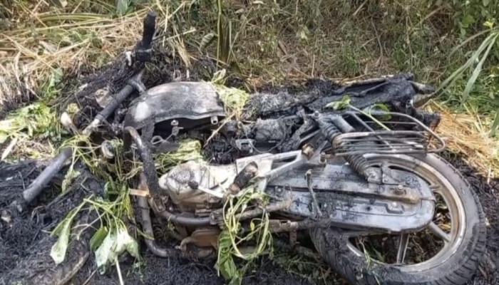 ভোটকেন্দ্রের পাশে মোটরসাইকেলে অগ্নিসংযোগ