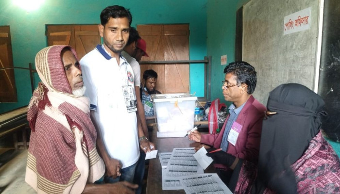 জন্মান্ধ হয়েও কেন্দ্রে এসে ভোট দিলেন শাহজাহান