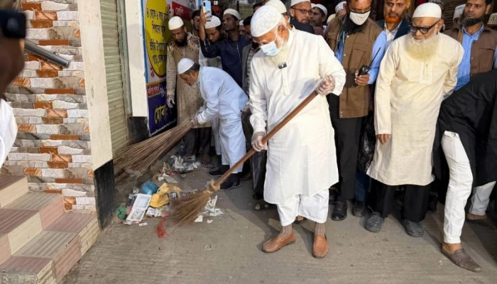 শপথের পরদিনই ঝাড়ু হাতে বিরোধীদলীয় নেতা শফিকুর রহমান