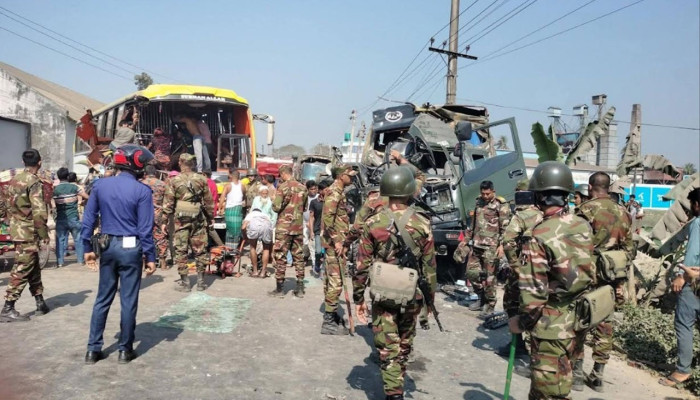 ময়মনসিংহে সেনাবাহিনীর ট্রাকের সঙ্গে বাসের সংঘর্ষ, নিহত ২