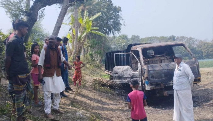 গরু চুরি করতে এসে ট্রাক ফেলে পালালো চোর, আগুন দিল জনতা