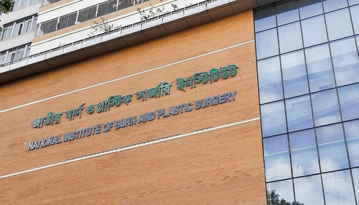 রায়েরবাজারে বাসায় গ্যাস লিকেজ থেকে বিস্ফোরণ, একই পরিবারের শিশুসহ দগ্ধ ৪