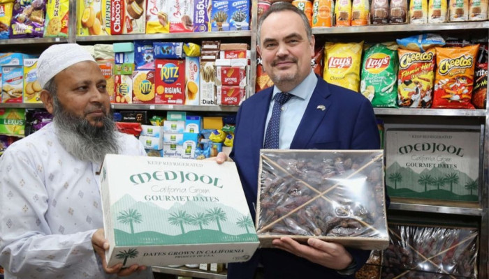 ঢাকার বাজারে মার্কিন পণ্য দেখে রাষ্ট্রদূতের উচ্ছ্বাস