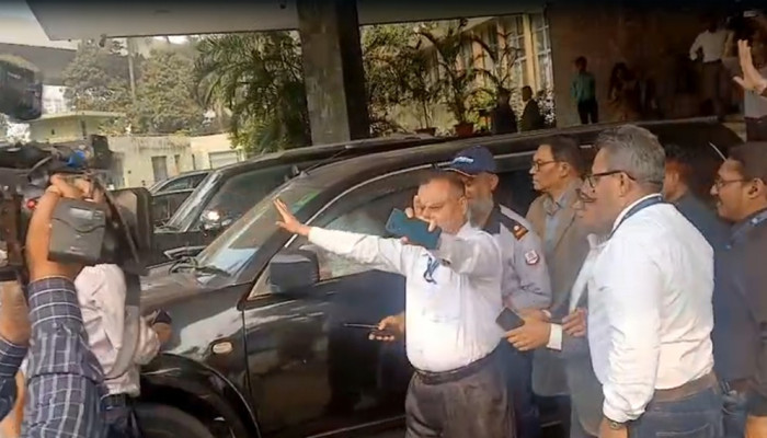 আহসান মনসুর বেরিয়ে যাওয়ার পর বের করে দেওয়া হলো তার উপদেষ্টাকেও