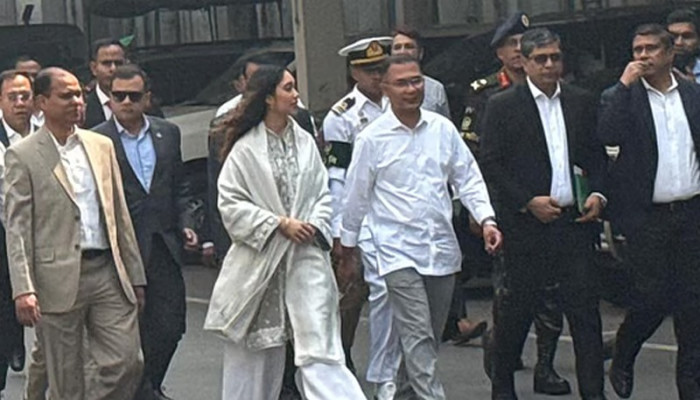 সচিবালয় থেকে হেঁটে ‘একুশে পদক’ প্রদান অনুষ্ঠানে তারেক রহমান, সঙ্গে মেয়ে জাইমা