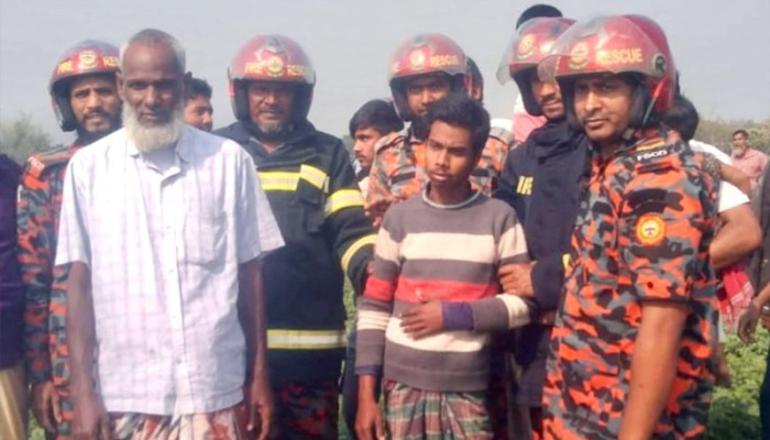 মোবাইল কিনে না দেয়ায় বিদ্যুতের খুঁটিতে চড়ে কিশোরের আত্মহত্যার চেষ্টা