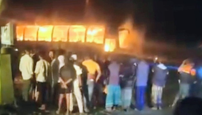 চাঁদপুরে আগুনে পুড়ল ৩ যাত্রীবাহী বাস