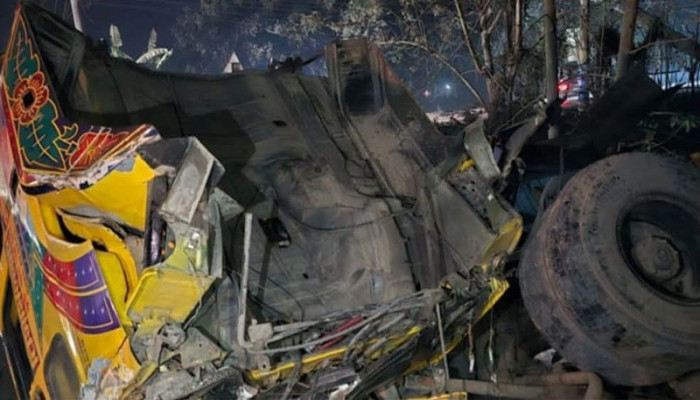 রাজশাহীতে ট্রেনের ধাক্কায় কাঠবোঝাই ট্রাক বাড়ির ওপর, আহত ৩