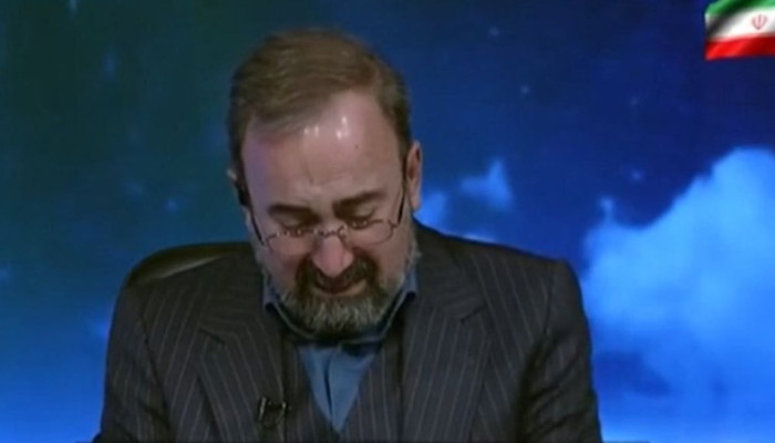 খামেনির মৃত্যুসংবাদ পড়তে গিয়ে কান্নায় ভেঙে পড়লেন টিভি উপস্থাপক