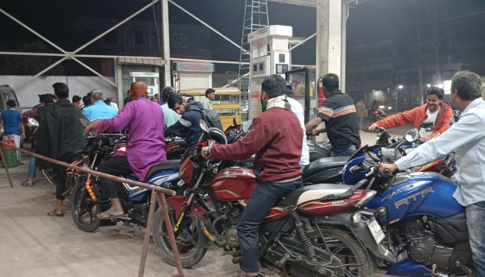রাজধানীর বেশিরভাগ পাম্পে মিলছে না তেল, উপচে পড়া ভিড়