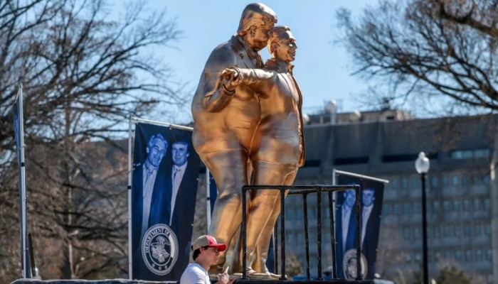টাইটানিক ছবির আদলে ওয়াশিংটনে ট্রাম্প–এপস্টিনের বিকৃত ভাস্কর্য