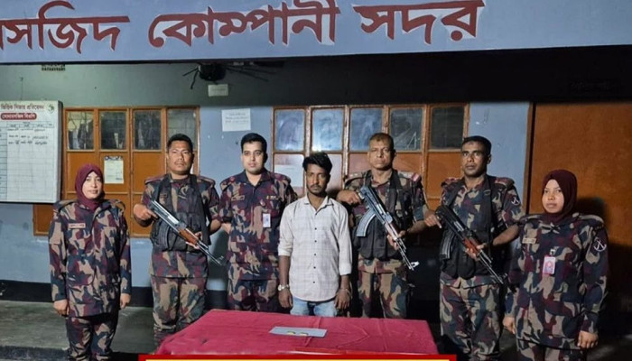 সোনামসজিদ স্থলবন্দরে স্বর্ণের বারসহ যুবক আটক