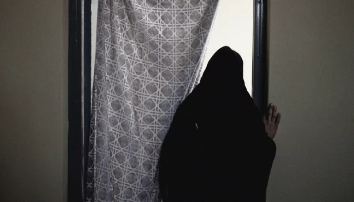 স্বামীর মার খেয়ে তো মরে যাওনি, নারীকে বিচারক