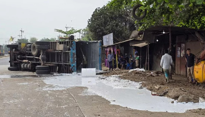 নিয়ন্ত্রণ হারিয়ে উল্টে পড়লো কাভার্ড ভ্যান, মহাসড়কে ছড়িয়ে-ছিটিয়ে ‘ফেভিকলের গ্লু’