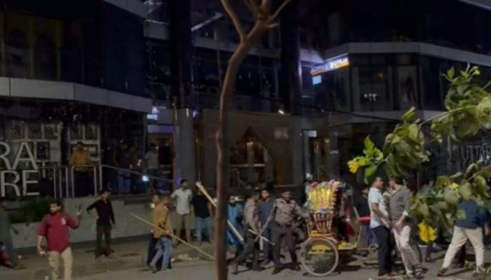 রিকশাচালককে হত্যার অভিযোগে মধ্যরাতে রণক্ষেত্র উত্তরা, পুলিশের সঙ্গে ধাওয়া-পাল্টা ধাওয়া