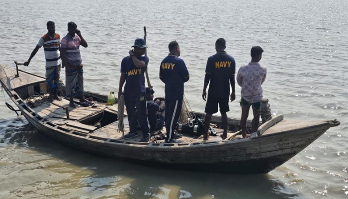 লঞ্চের ধাক্কায় স্পিডবোট ডুবি: পুলিশ কনস্টেবল নিখোঁজ, আহত ৫
